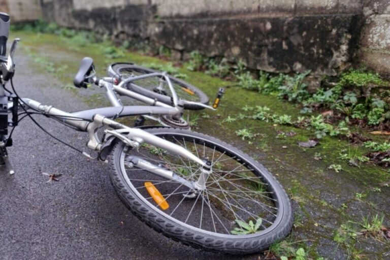 Accident à Morne-à-l’Eau : collision voiture-cycliste, un blessé grave