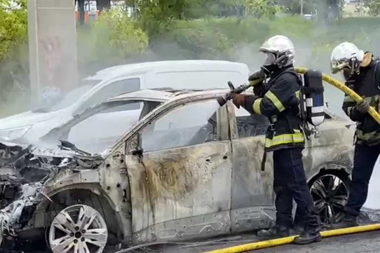 Véhicule en feu : 7 causes fréquentes à connaître absolument