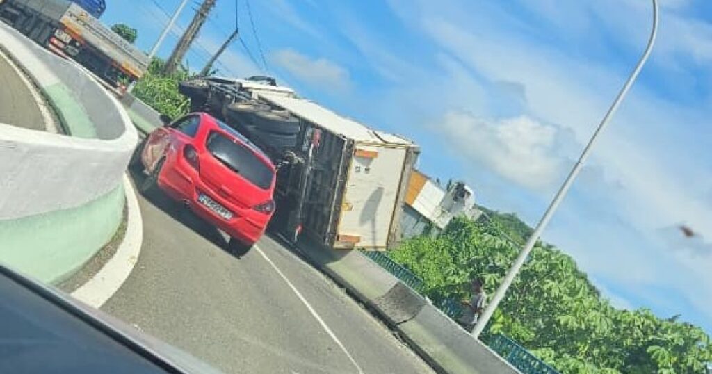 Poids lourd renversée au rond point de La Manzo - Martinique