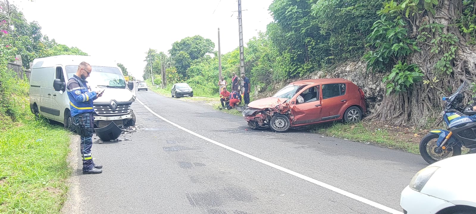 Accident de la route au Moule : un automobiliste légèrement blessé après une collision