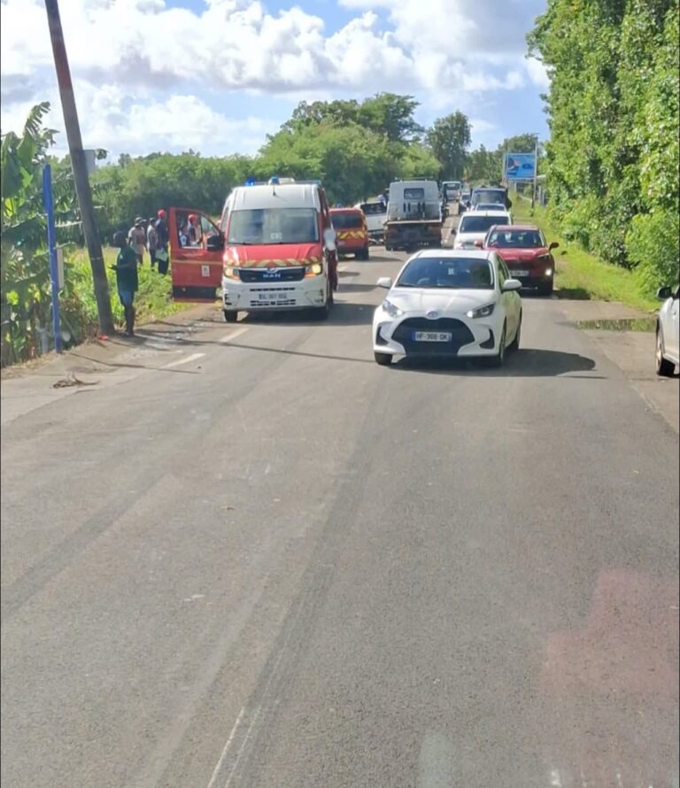 Collision entre une voiture et un deux roues à Saint-François.