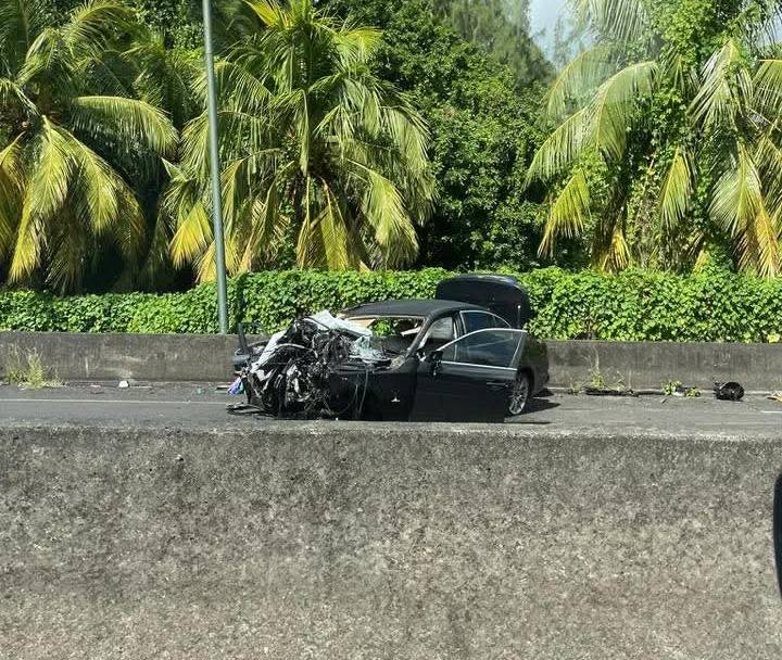 accident N1 Saint-Sauveur véhicule détruit