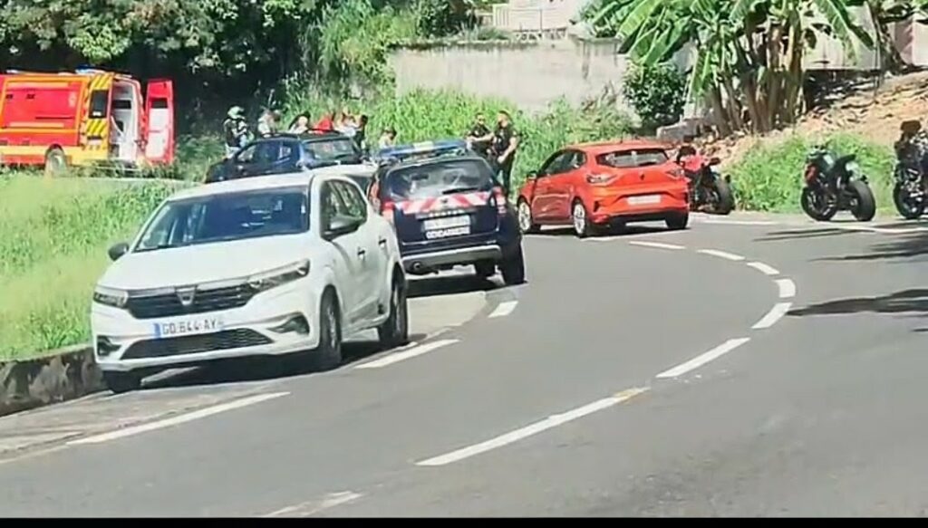 Accident moto N2 Mahaut secouristes sur place