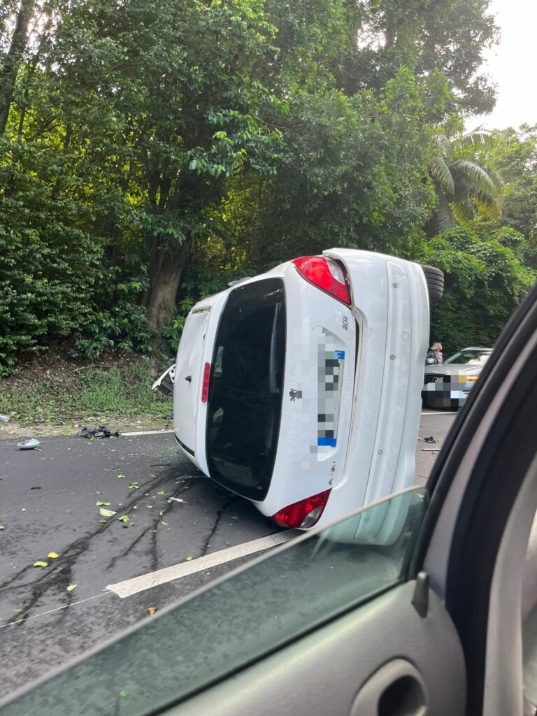 Accident sur la route N4 à Mare Gaillard : un véhicule retourné crée d&rsquo;importantes perturbations