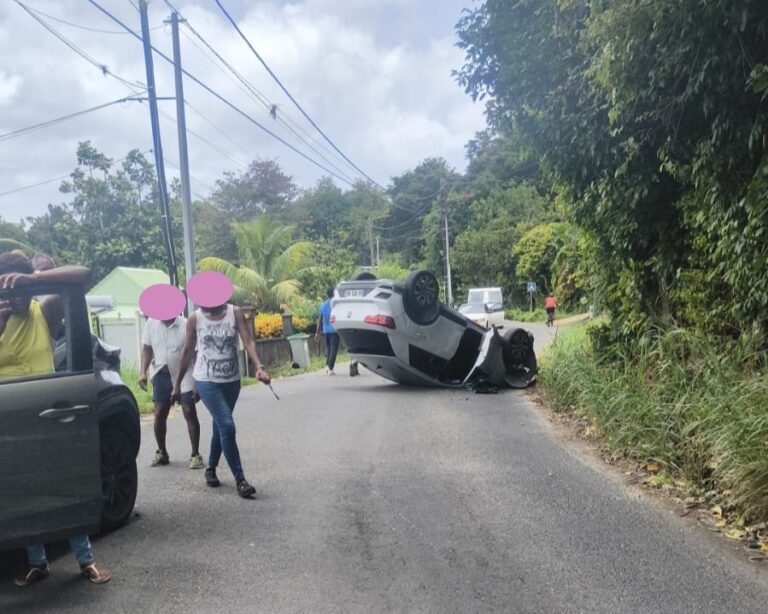 Voiture retournée à Gensolin : spectaculaire sortie de route à Morne-à-l’Eau