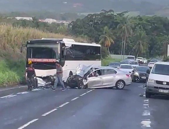 Collision sur la N2 au Lamentin : une voiture et un bus impliqués, un décès possible