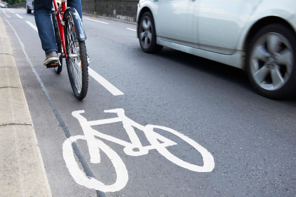 photographie d’illustration consacrée au partage de la route entre automobilistes et cyclistes.