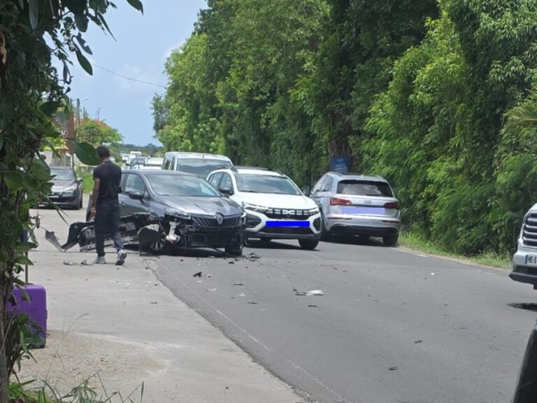 Accident à Saint-François : impressionnants dégâts et circulation ralentie