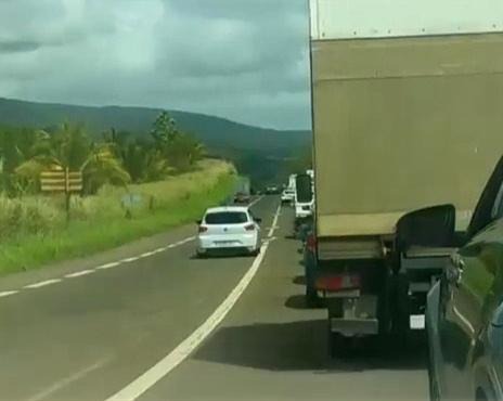 Dépassement dangereux : Franchir une ligne continue pour doubler toute une file