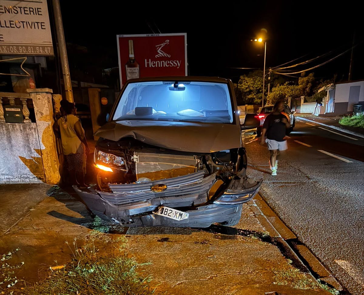 Accident à Basse-Terre : collision entre deux véhicules au rond-point Bologne