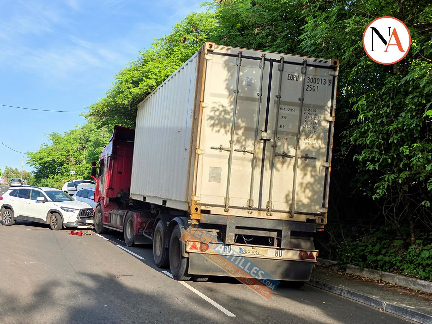Accident à Baillif : route coupée dans les 2 sens après un choc camion-voiture